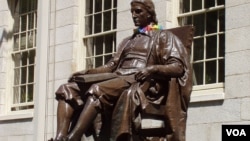 Tượng người sáng lập đại học Harvard, John Harvard, trong khuôn viên trường. (Hình: Jessica Williams)