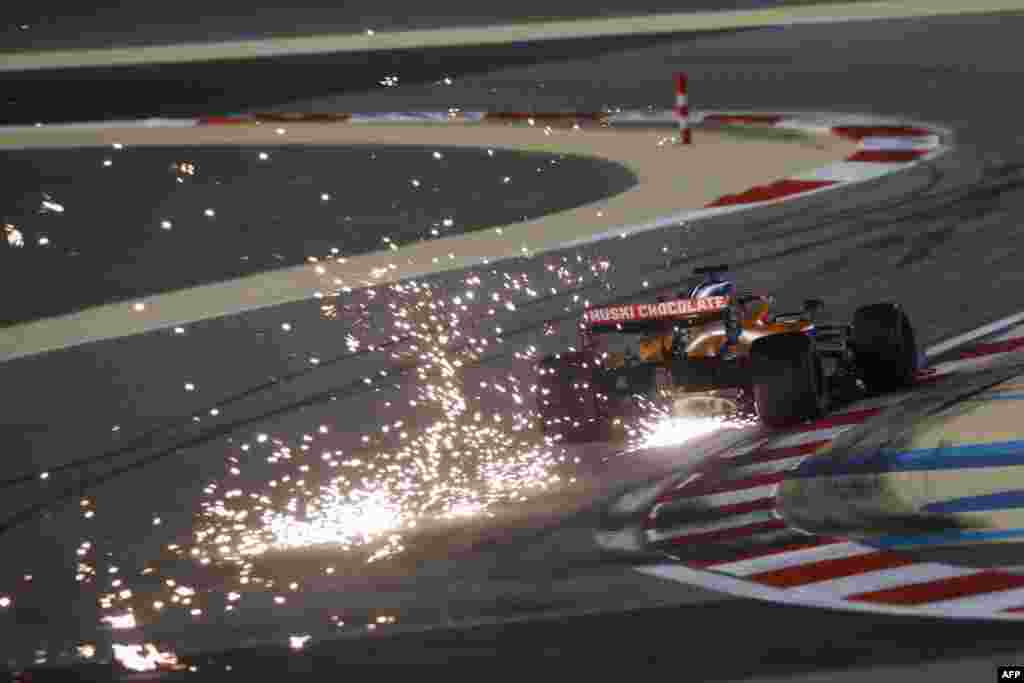 Bəhreyn - İspaniyalı McLaren sürücüsü Karlos Sainz Saxirdə Bəhreyn Formula 1 Qran Pris yarışları ərəfəsində üçüncü məşq keçirir.