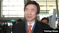 윤병세 한국 외교부 장관이 스위스 제네바에서 열리는 유엔 인권이사회에 참석하기 위해 4일 출국하고 있다.