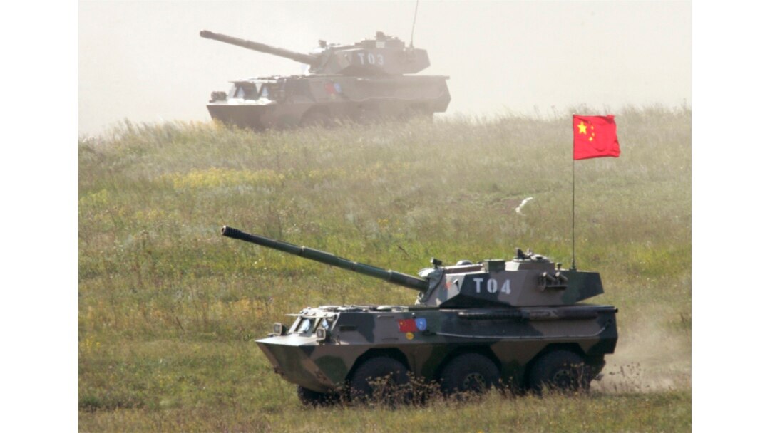 Kendaraan-kendaraan lapis baja di Chebarkul dalam latihan militer yang diikuti oleh tentara Rusia, China, dan Asia Tengah, 17 Agustus 2007. (Foto: Reuters)
