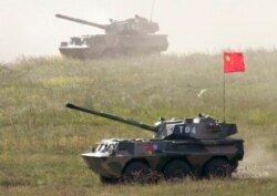 Kendaraan-kendaraan lapis baja di Chebarkul dalam latihan militer yang diikuti oleh tentara Rusia, China, dan Asia Tengah, 17 Agustus 2007. (Foto: Reuters)