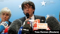 Presiden Catalonia Carles Puigdemont memberikan pernyataan pada konferensi pers di Brussels, Belgia, Selasa (31/10). 