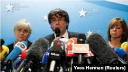 El líder catalán depuesto Carles Puigdemont asiste a una conferencia de prensa en Bruselas, Bélgica, el 31 de octubre de 2017