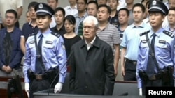 中国中央电视台2015年6月11日的电视画面显示前中共政治局常委周永康在天津听取一家法庭对他的判决。