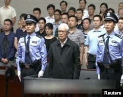 中国中央电视台2015年6月11日的电视画面显示前中共政治局常委周永康在天津听取一家法庭对他的判决
