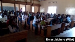 Les jeunes échangent sur le comportement à tenir en période électorale à Bukavu, le 1er septembre 2017. (VOA/Ernest Muhero)