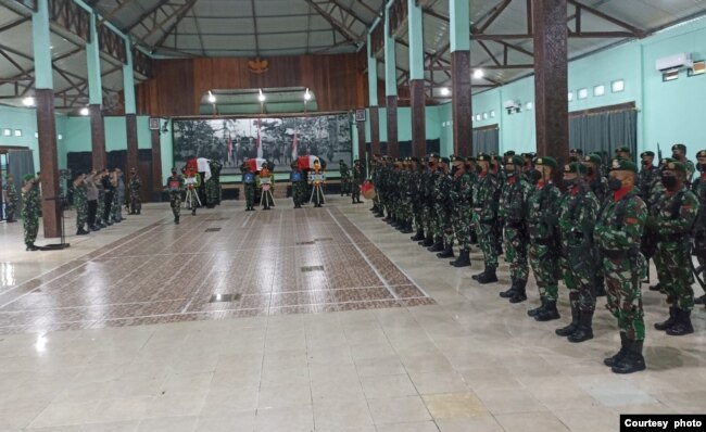 Upacara pelepasan 3 Jenazah prajurit TNI korban penembakan gerombolan bersenjata, Kamis (27/1) (Courtesy : Pendam XVII/Cenderawasih, Papua).