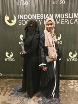 Sri Wahyuni Suratman dan anaknya, Kamila, usia 21 tahun (kanan). Kamila mengalami dobel diskriminasi: Muslim dan kulit berwarna (foto: courtesy).