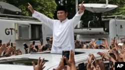 Prabowo Subianto menyapa pendukungnya dalam acara di Jakarta, 19 April 2019.