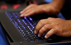 Seorang pria mengetik di keyboard sebagai ilustrasi. Pandemi meningkatkan permintaan jasa joki dalam bidang pendidikan.(Foto: REUTERS/Steve Marcus)