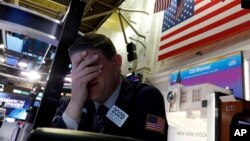 纽约证券交易所一名交易员面临星期一股市开盘时的暴跌。（2020年3月9日）