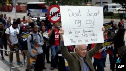 Defensores de inmigrantes en Coral Gables, Florida, marchan en apoyo a los inmigrantes protegidos por los programas DACA y TPS, recientemente cancelados por la administración Trump.