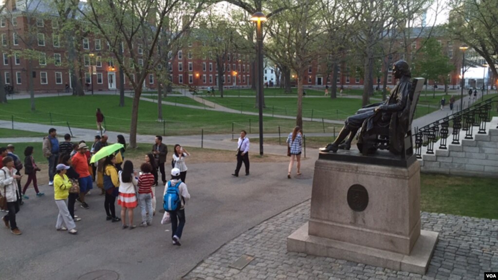 美国常春藤名校哈佛大学校园内的亚洲游客。（资料照）(photo:VOA)