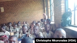 Les classes sont surchargées au Burundi, le 3 novembre 2017. (VOA/Christophe Nkurunziza)