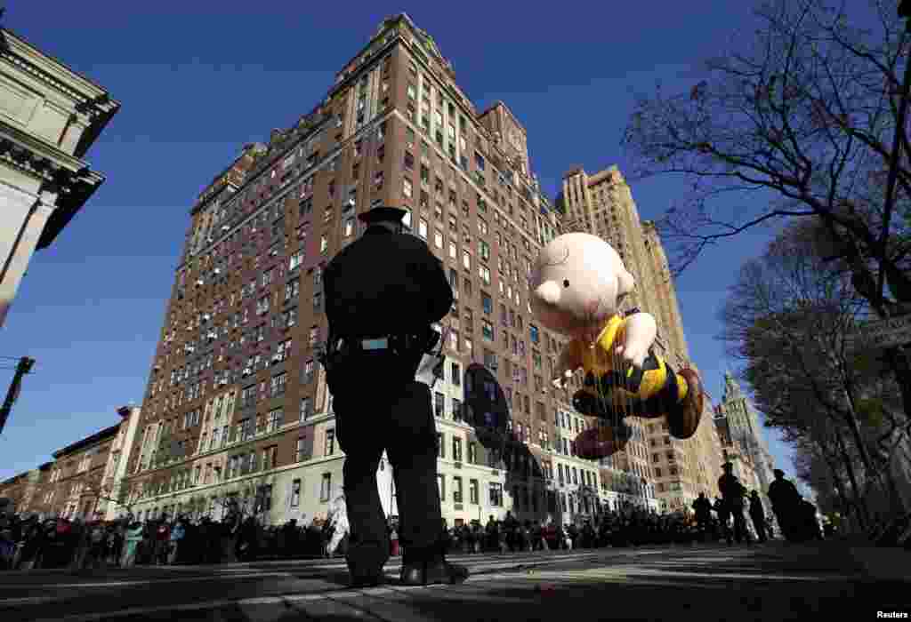 O balão do Charlie Brown segue pela rua Central Park West durante o desfile em Nova Iorque.