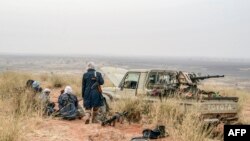 Des djihadistes dans la zone déserte de la région de Meneka, le 4 février 2018. (Photo de Souleymane AG ANARA / AFP)