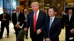 Novoizabrani predsednik Tramp i izvršni direktor kompanije Alibaba Džek Ma sa novinarima u Trampovoj kuli u Njujorku, 9. januara 2017.