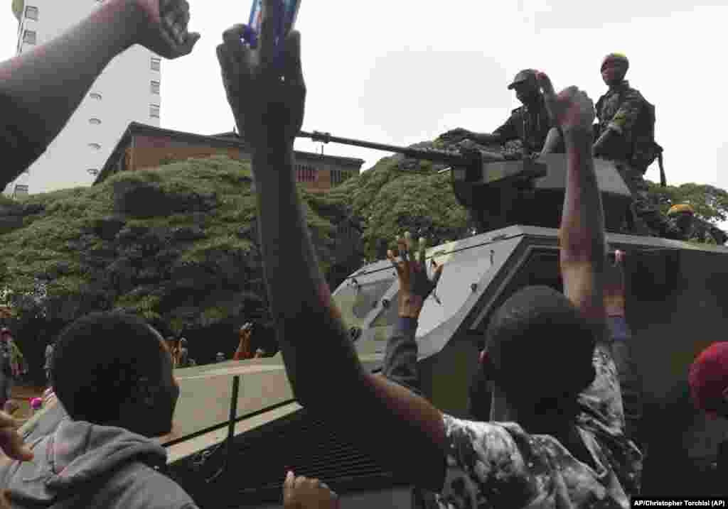 Les gens commencent à se rassembler autour d&#39;un véhicule militaire, Harare, 18 novembre 2017