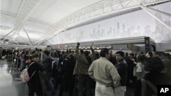 Antrean penumpang di Bandar Udara JFK di New York. (Foto: Dok)