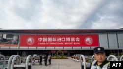 2018年10月31日，在上海，一名保安站在国家会展中心的入口，这是即将举办的首届中国国际进口博览会（CIIE）的主会场。