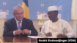 Benyamin Netanyahu et Idriss Deby Itno signant l'accord sur le rétablissement de relations diplomatique entre le Tchad et Israël, le 20 janvier 2019, à N'Djamena au Tchad. (VOA/André Kodmadjingar)
