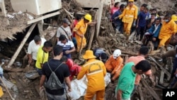 Petugas penyelamat melakukan evakuasi korban bencana di Mocoa Kolombia, April 2, 2017. (AP)