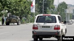 우즈베키스탄 동부 안디잔 마을의 정부청사 근처를 적십자 차량이 지나고 있다 (자료 사진) 