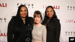 Sineas Clare Lewins (teenage) berpose bersama Maryum Ali (kiri) dan Hana Ali saat peluncuran film "I am Ali" di Hollywood, 8 Oktober 2014 (Foto: Eric Charbonneau/Invision for Focus World/AP Images)
