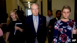 រូបឯកសារ៖ លោក Chuck Grassley ប្រធានគណៈកម្មាធិការ​តុលាការ​នៃព្រឹទ្ធសភាស.រ.អា ពេល​ចាកចេញ​ពី​វិមាន​ Capitol Hill នៅ​រដ្ឋធានី​វ់ាស៊ីនតោន កាលពីថ្ងៃទី១៩ ខែកញ្ញា ឆ្នាំ២០១៨។ 