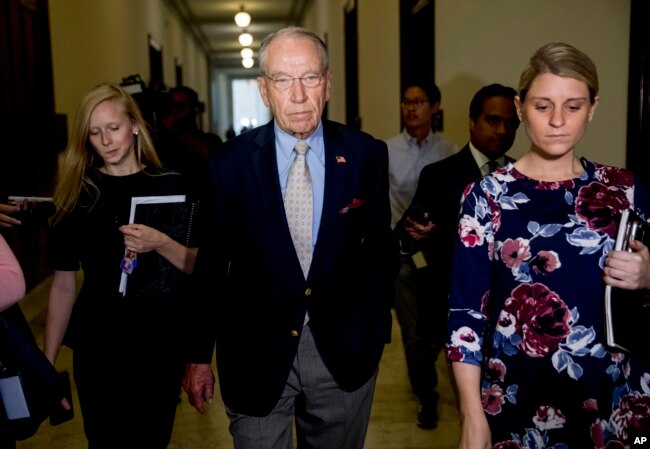 El presidente de la Comisión Judicial del Senado de EE.UU., Chuck Grassley, republicano por Iowa, parte del Capitolio después de hablar con periodistas el miércoles, 19 de septiembre de 2018.