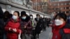 တရုတ်နိုင်ငံ Beijing မြို့မှာ ကိုဗစ်ရောဂါစစ်ဆေးဖို့စောင့်ဆိုင်းနေကြသူများ။ (ဇန်နဝါရီ ၂၂၊ ၂၀၂၁)