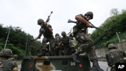 FILE - South Korean army soldiers get off a truck during an anti-terror exercise as part of Ulchi Freedom Guardian in Seoul, South Korea, Aug. 18, 2014.