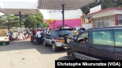 Il n’y a souvent pas assez de carburant pour servir tous les véhicules en file devant les stations-services à Bujumbura, Burundi, 30 mai 2017. (VOA/Christophe Nkurunziza)