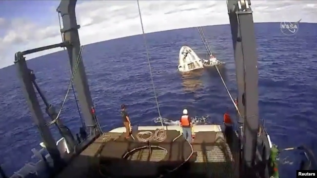 Phi thuyền SpaceX Crew Dragon vừa đáp xuống Đại Tây Dương, cách bờ biển Florida khoảng 200 dặm, sáng ngày 8/3/2019.