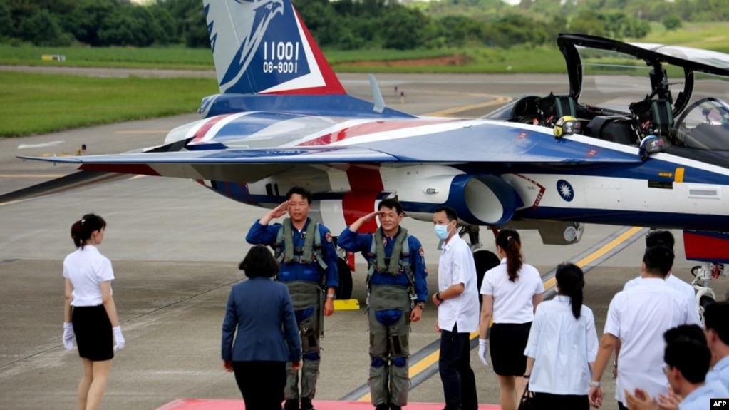 台湾总统蔡英文在台中清泉岗基地出席台湾研发的“勇鹰”新式先进教练机的首次公开飞行。（2020年6月22日）(photo:VOA)