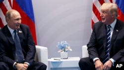 지난달 7일 도널드 트럼프 미국 대통령(오른쪽)과 블라디미르 푸틴 러시아 대통령이 주요20개국 정상회의에서 만나 양자회담을 가졌다.