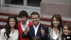 墨西哥革命制度黨候選人培尼亞‧涅托和妻子里維拉和他六個兒女中的三個星期天在墨西哥的亞特拉扣穆科投票後