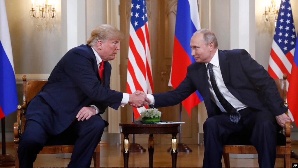 El presidente de EE.UU., y el presidente de Rusia, Vladimir Putin, se reÃºnen a puerta cerrada en Helsinki, la capital de Finlandia. 