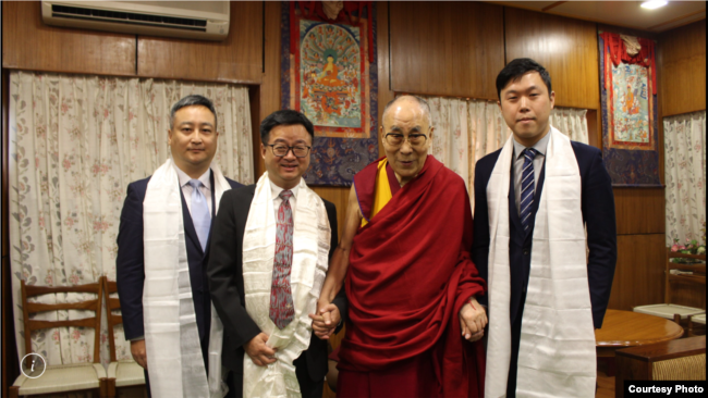 台湾民进党秘书长罗文嘉(左二)上周在印度达兰萨拉拜会达赖喇嘛(照片由民进党提供) 
