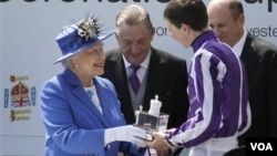 Kraljica Elizabeta uručuje trofej pobedniku Epsom derbija