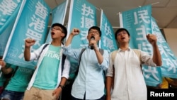 2년 전 홍콩 민주화 시위를 이끌었던 학생 대표들이 21일 법원 밖에서 판결에 앞서 민주화 구호를 외치고 있다. 왼쪽부터 조슈아 웡, 네이선 로, 알렉스 초우.