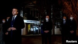 Francuski predsednik Emanuel Makron na mestu zločina