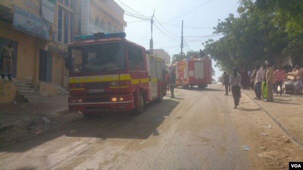 Fire truck and first responders at scene of hotel attack in Somalia, Jan. 25, 2017. (Photo: VOA Somali Service)