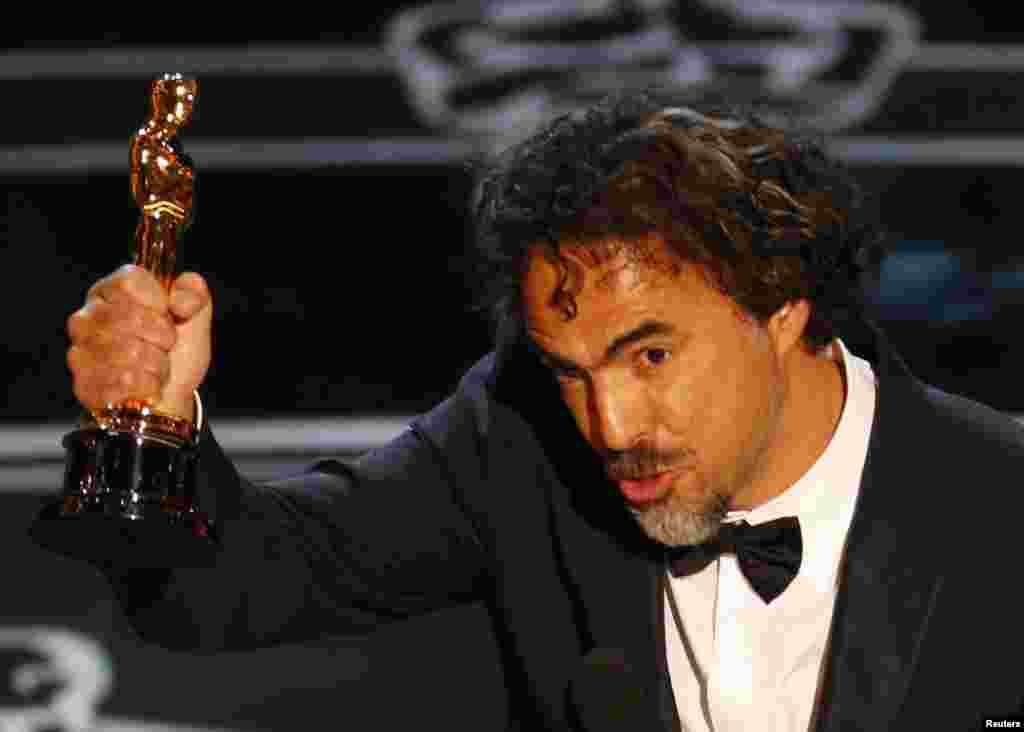 Sutradara Alejandro Inarritu menerima Oscar untuk Sutradara Terbaik untuk filmnya &quot;Birdman&quot; dalam Academy Awards ke-87 di Hollywood, California (22/2). ​(Reuters/Mike Blake)