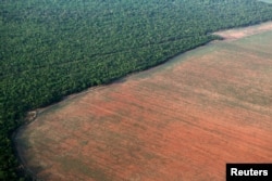 Arhiva - Linija između amazonske prašume i iskrčenog terena pripremljenog za uzgoj soje, u Mato Groso državi u zapadnom Brazilu, 4. oktobra 2025.