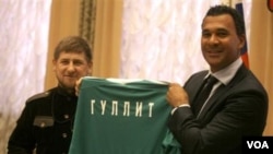 Pelatih Belanda Ruud Gullit menunjukkan kaos dengan namanya "Gullit" dalam bahasa Cyrillic ketika bertemu dengan pemimpin Chechnya Ramzan Kadyrov, kiri, di Grozny, Russia hari Rabu (9/2).