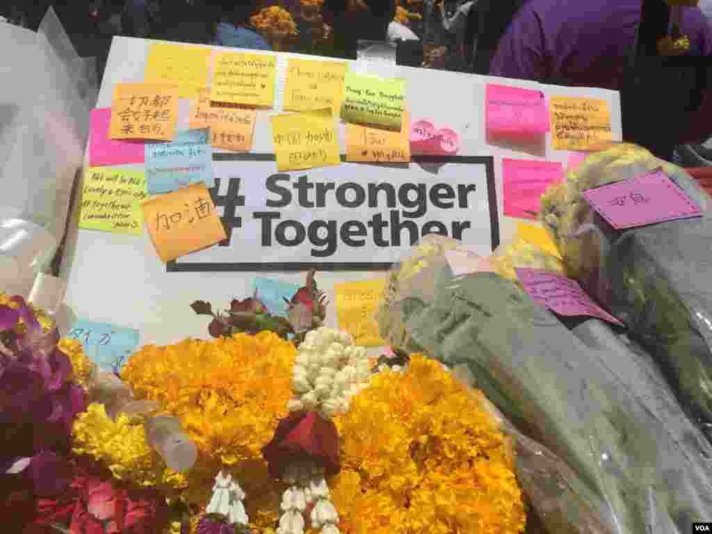 Offerings left in a variety of languages at the Erawan shrine after it was the site of a bombing, Aug. 19, 2015. (Steve Herman/VOA News)