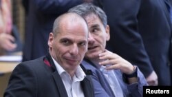 Menteri Keuangan Yunani Yanis Varoufakis (kiri) dan Euclid Tsakalotos, juru bicara bidang ekonomi dalam jajaran pemerintahan Yunani menghadiri pertemuan para menteri keuangan negara-negara Eropa di Brussels, Belgia, 24 Juni 2015 (Foto: dok).