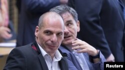 El ministro de Finanzas griego, Yanis Varoufakis, izquierda, y Euclid Tsakalotos, portavoz económico del gobierno griego durante una reunión en Brussels, Bélgica, el 24 de junio de 2015.