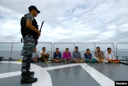 Seorang tentara Indonesia mengawasi beberapa nelayan asing yang ditahan karena memasuki perairan Natuna secara ilegal, di Anambas, Kepulauan Riau (foto: dok).